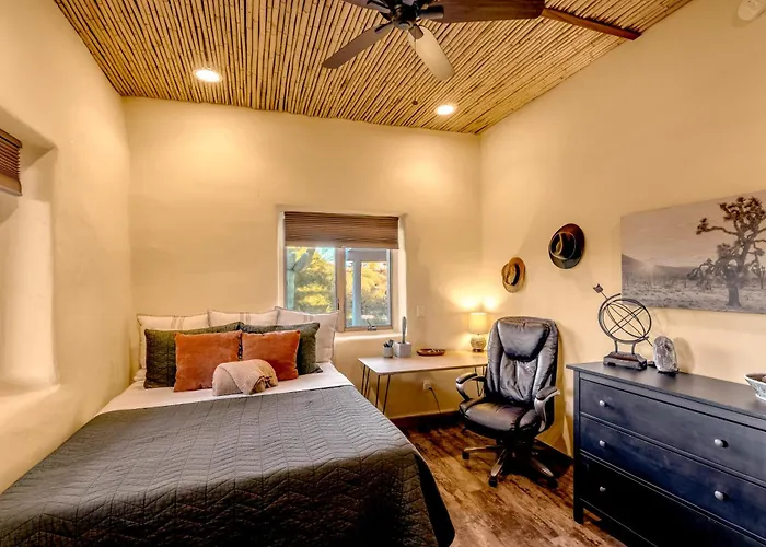 Peaceful Desert Retreat - Stunning Views - Pool Spa, Backyard, Music - ! Holiday home *
